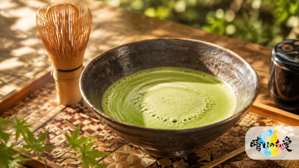 三口半の茶道の心を表現した抹茶と茶筅｜晴れのち愛」