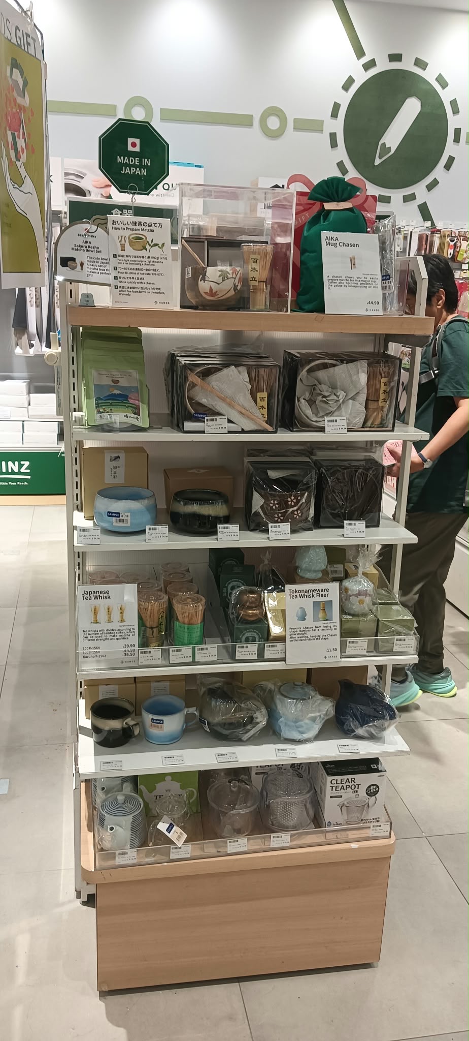 シンガポールGW Storeに並ぶ晴れのち愛の有機抹茶と日本の茶碗、茶筅などの茶道具