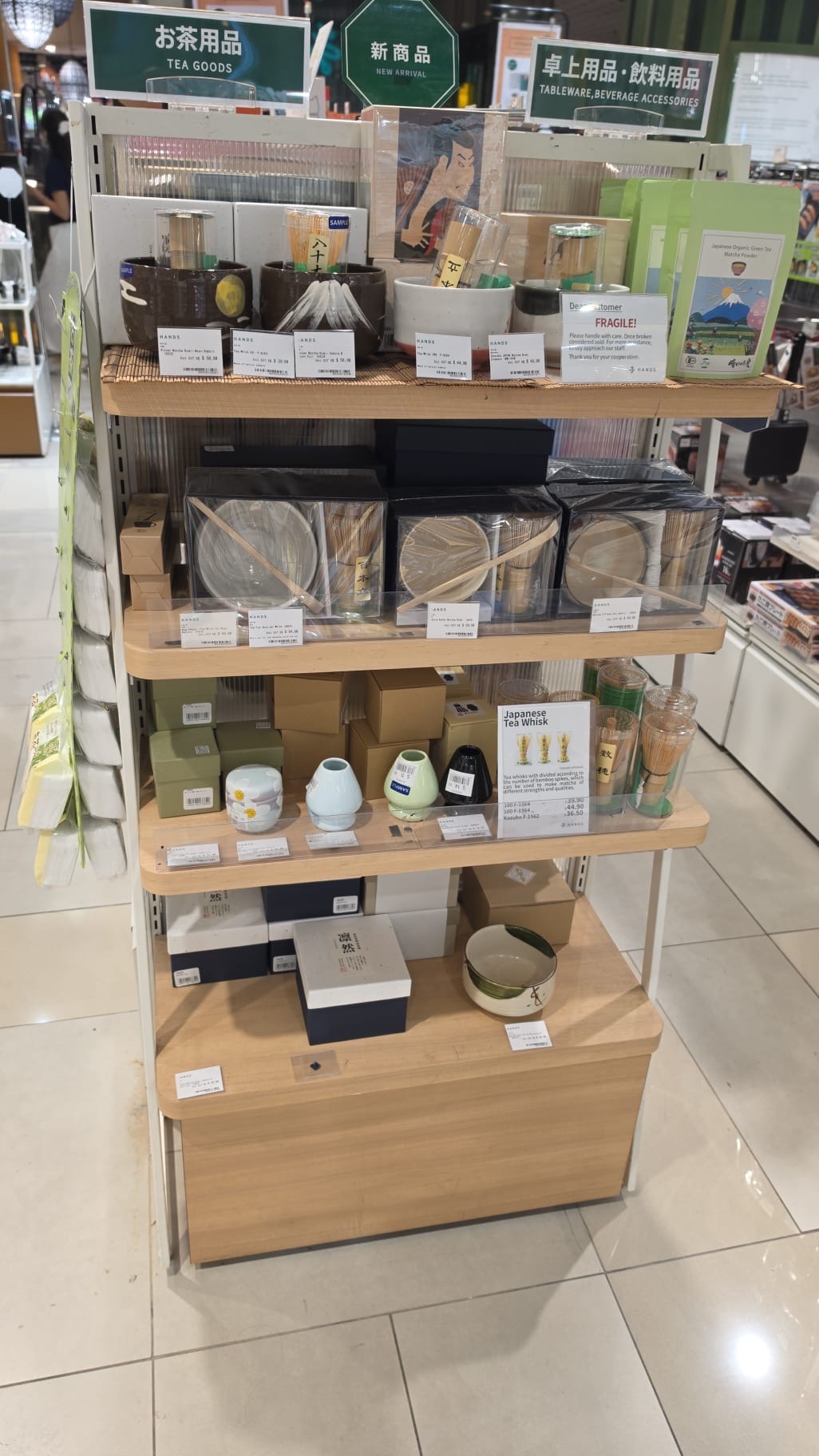 シンガポールOC Storeの日本茶売場に陳列された晴れのち愛の有機抹茶、色とりどりの抹茶茶碗と茶筅